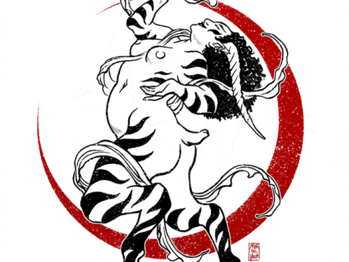 Ilustración en blanco y negro representando a una mujer fauno desnuda bailando feliz, tal vez sea una ménade o bacante. Está más o menos de perfil y es carnosa y voluptuosa, con una melena espesa, rizada y negra de la que brotan dos cuernos. Tiene la cabeza echada hacia atrás y los ojos cerrados, sonríe encantada. Su cuerpo está cubierto de manchas negras afiladas, y varias telas ondeantes completan la composición. Tras ella hay una gran luna creciente roja. --- Black and white illustration depicting a naked faun woman dancing happily, perhaps a maenad or bacchante. She is drawn more or less in profile, and she is thick and voluptuous, with a curly, black mane from which two horns emerge. Her head is thrown back and her eyes are closed, she smiles delighted. His body is covered with sharp black spots, and several waving fabrics complete the composition. Behind her there is a large red crescent moon.